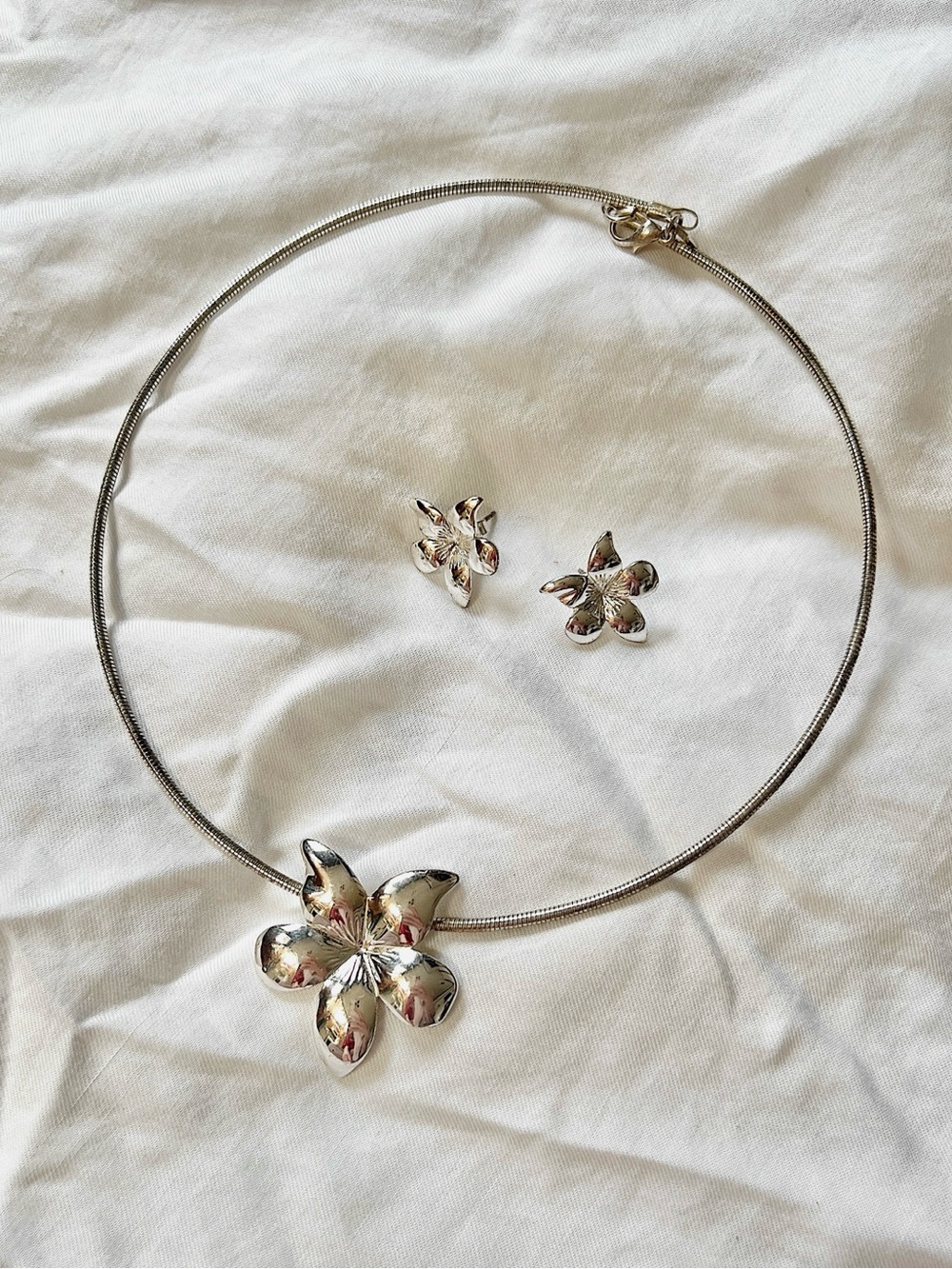 🩶Vintage // Avon Plumeria Flower Necklace & Earrings Set🩶